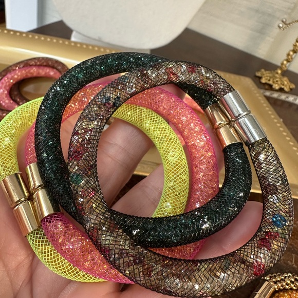 12 magnetic closure and roll on bracelets - Picture 10 of 10